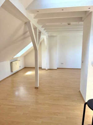 wunderschöne Altbau Wohnung im 5.OG/DG nähe Klinik OF ab SOFORT
