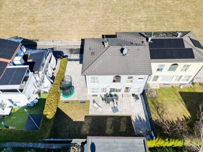 Exklusives Mehrfamilienhaus mit zwei Wohneinheiten, großzügigen Terrassen und Alpenblick