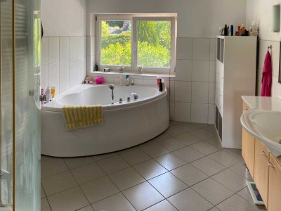 Doppelt besonders: Maisonettewohnung mit Baugrundstück in gehobener Lage in Wachtberg-Pech