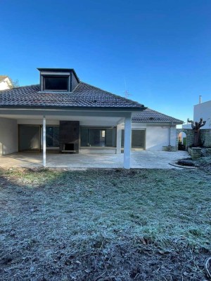 Etwas ganz Besonderes!
Großzügiges EFH am Waldrand- mit Wintergarten, Pool, Terasse und ELW !