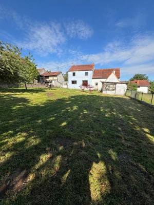 Teilsaniertes, freistehendes Einfamilienhaus mit großem Garten zu verkaufen