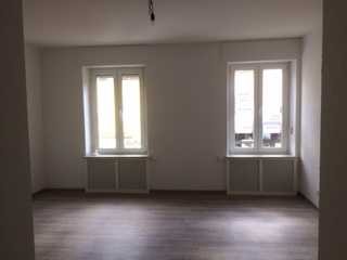 Altbaucharme trifft modernen Wohnkomfort – Ihr neues Zuhause mit großem Balkon