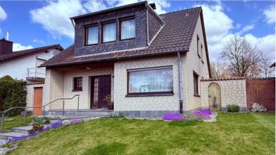 Freistehendes EFH mit Garage und großem Stellplatz in ruhiger Lage