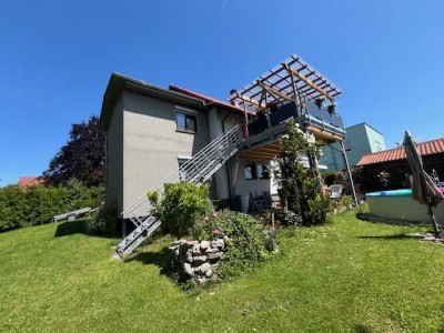 Schönes Zweifamilienhaus mit großem Grundstück