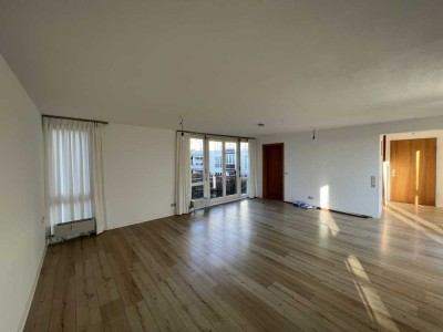 Helle großzügige 1-Zimmer-Wohnung, Einbauküche, Bad, Tiefgarage