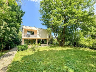 Exklusive Bauhaus-Villa mit Parkgarten &amp; Pool am Waldrand