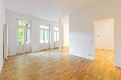 Mit Wintergarten: Frisch renovierte 2-Zimmer-Altbauwohnung im Waldstraßenviertel