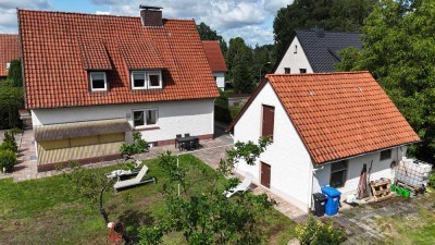 Renoviertes Ein- bis Zweifamilienhaus mit Teilkeller und Nebengebäude auf 1800 m² in Waldrandlage