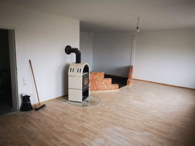 Ansprechende 5-Zimmer-EG-Wohnung mit gehobener Innenausstattung mit Terrasse + Einbauküche in Calden