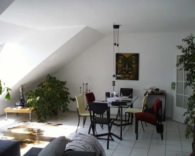 Gemütliche, helle 2-Zi-DG Wohnung in gepflegter Wohnanlage zur befristeten Vermietung