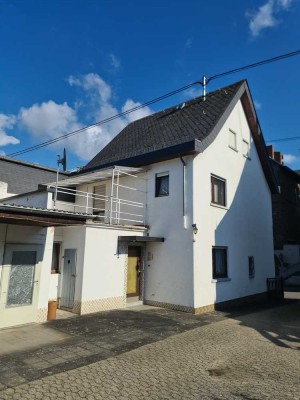 Renovierungsbedürftiges EFH mit 2 Garagen, Gartenhaus und Garten