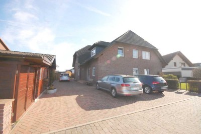 Familienfreundliches Doppelhaus mit drei Wohneinheiten und großem Garten