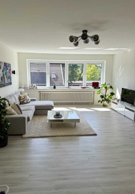 Meerbusch-Büderich: Helle 3,5-Zimmer-Wohnung (132 m²) mit Balkon und Einbauküche – ideal für Paare