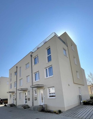 Modernes Stadthaus in ruhiger zentrumsnaher Lage mit Südterrasse, Carport und Einbauküche