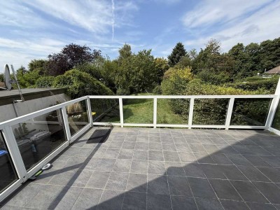 Schöne 4 Z EG-Wohnung mit großer Terrasse, Kamin, Garage und gem. Garten