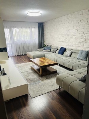 Exklusive, modernisierte 4,5-Zimmer-Wohnung mit Balkon und EBK in Möglingen
