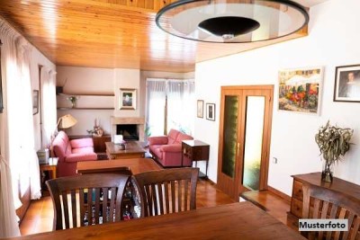 Viel Raum für Ideen - ehemalige Pension mit Betreiberwohnung, Garagen und Stellplätzen