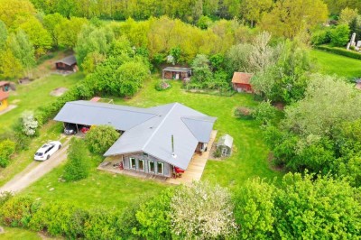 Holzhaus mit einem ca. 3200 m² großen Grundstück