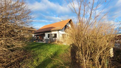 sonniges Grundstück mit renovierungsbedürftigem Einfamilienhaus
