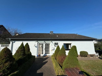 Bungalow mit zusätzlichem Keller- und Garagenstauraum in reizvoller Lage