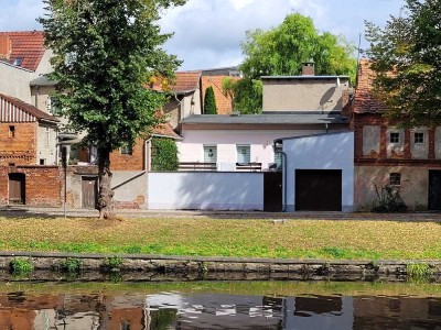 kleines Stadthaus am Fluss