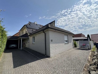 Großzügiges Einfamilienhaus mit Gäste-Bereich, PV-Anlage und traumhaftem Garten