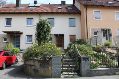 Sanierungsbedürftiges Reihenmittelhaus in ruhiger und zentraler Lage am John-F.-Kennedy-Ring!
