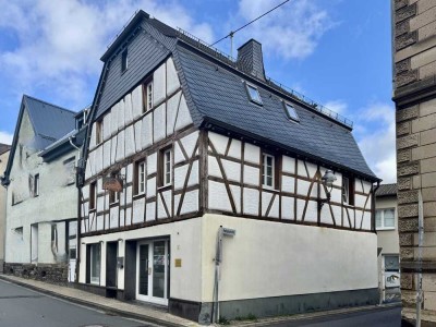 Zwei Häuser, fünf Einheiten, viele Möglichkeiten! Top Rendite!