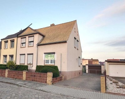 Grosses Siedlungshaus bei Sandersdorf  Wfl. 137 qm mit hübschem 610 qm Garten + Garage