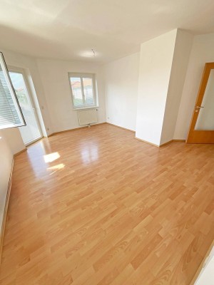 2 Zimmer Wohnung mit Balkon! Ehrendorf!