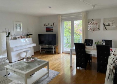 Geschmackvolle Wohnung mit zwei Zimmern sowie Balkon und Einbauküche in Starnberg