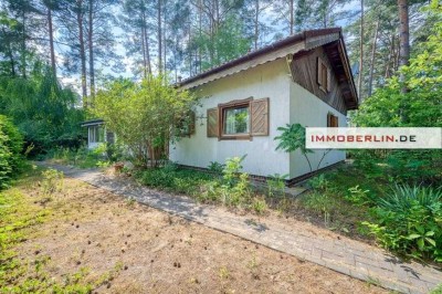 IMMOBERLIN.DE - Für Naturliebhaber! Charaktervoller Bungalow auf traumhaftem Grundstück in Seenähe