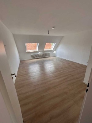Herford: Neu sanierte 3-Zi-DG-Wohnung mit großem Balkon, modernem Bad & Garage ab 01/26