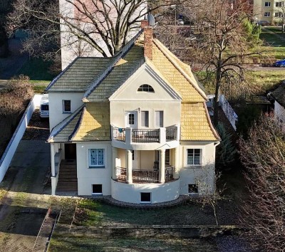 Freistehende Villa mit Terrasse, Balkon und großem Grundstück in zentraler Lage