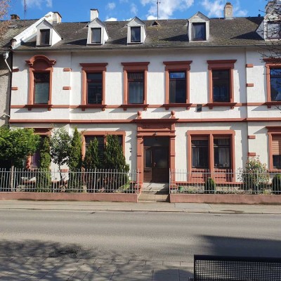Attraktive, gut geschnittene 4-Zimmeraltbauwohnung mit großer Terrasse