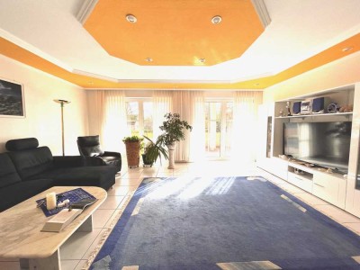 Gepflegtes Zweifamilienhaus mit sechs Stellplätzen in Markt Taschendorf