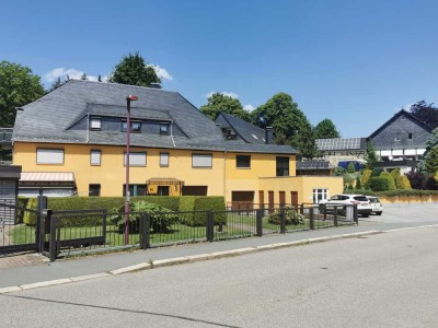 Freundliche und sanierte 2-Zimmer-Wohnung mit geh. Innenausstattung mit Balkon in Limbach-Oberfrohna