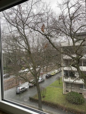 Gepflegte 2,5-Raum-Terrassenwohnung mit großem Balkon (10qm) und Einbauküche in Krefeld