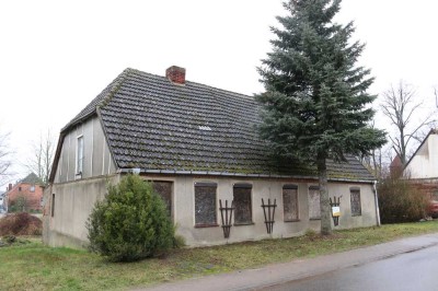 Wohnhaus mit Nebengelassen am Dorfteich