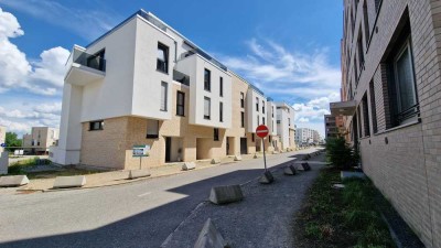 Wohnen wie in einem Reihenhaus: Helle 4-Zimmer m. gr. Terrasse!