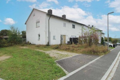 Zuhause gestalten: Sanierungsbedürftige Doppelhaushälfte mit Garten in naturnaher Lage