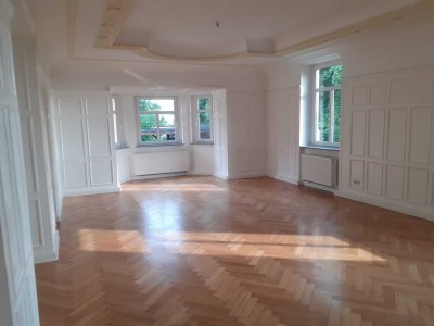 Stilvolle Altbauwohnung im Erdgeschoss mit Stuckdecke einer beeindruckenden Villa