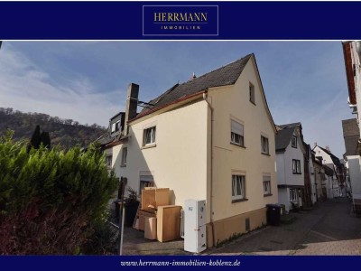 Wohnen in familienfreundlicher Lage – Wohnhaus mit Renovierungspotenzial, Terrasse und Carport
