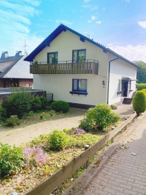 Zweifamilienhaus mit traumhaftem Garten und Weitblick