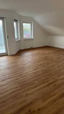 Charmante Dachgeschosswohnung mit Balkon - Erstbezug nach Renovierung in ruhiger Wohnlage