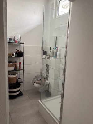 Schöne Erdgeschosswohnung mit neuwertigem Badezimmer und überdachter Terrasse