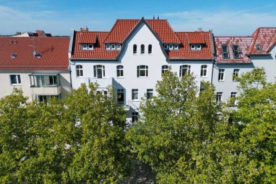 Erstbezug - großzügiger Altbau mit neuer Einbauküche