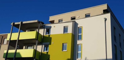 Lichtdurchflutete, neuwertige 4-Zi.-Wohnung mit großem Balkon, Aufzug und TG-Stellplatz