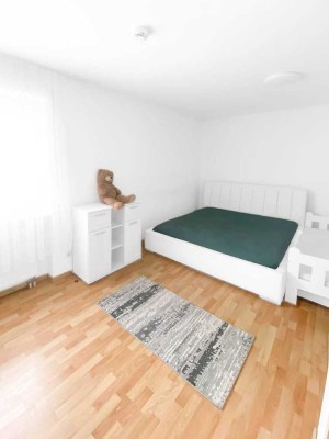 Freundliche, helle 2 ZKB mit Balkon, EBK (zur Ablöse) und Stellplatz!