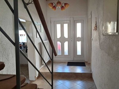 Viel Platz im Familienhaus!  4 Schlafzimmern, 2 Bäder, Ofen, 2 Küchen, Garten, Garage